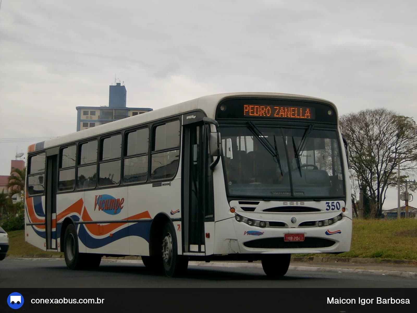 Ônibus CAIO Apache Vip, da Vicampe Transportes e Turismo, prefixo 350, em Laranjal Paulista-SP