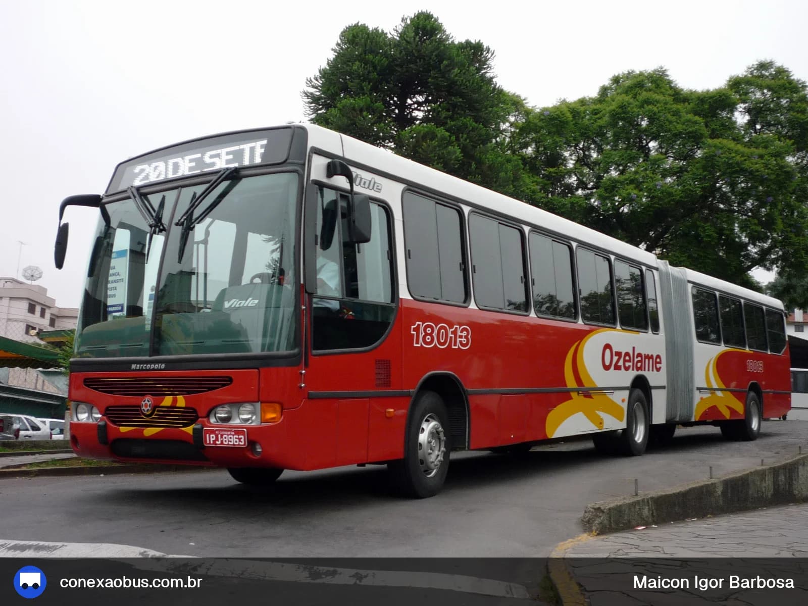 Ônibus Marcopolo Viale Articulado, da Ozelame Transportes, prefixo 18013, em Caxias do Sul-RS