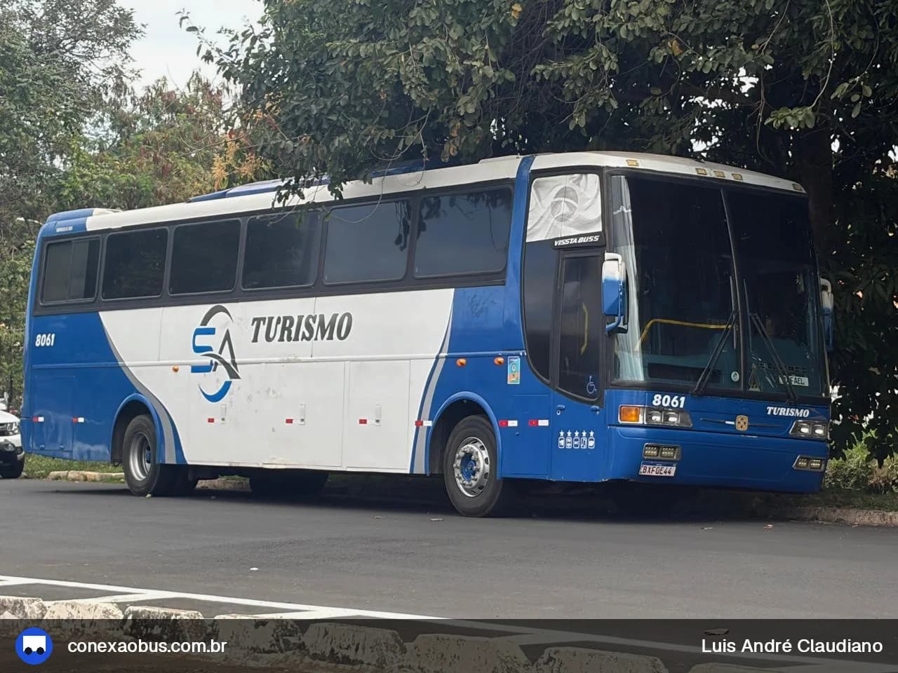 Ônibus Busscar Vissta Buss, da S & A Turismo, prefixo 8061, em Piracicaba-SP
