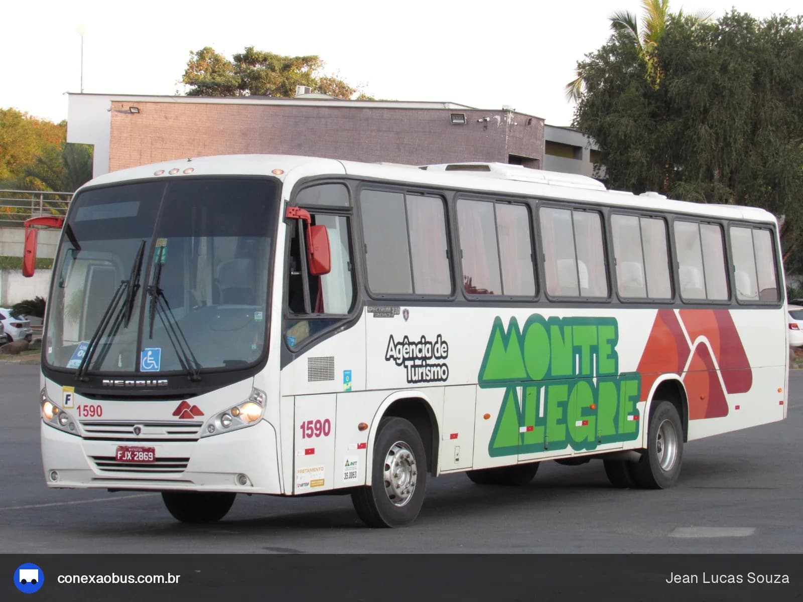 Ônibus Neobus Spectrum Road 330, da Monte Alegre Turismo, prefixo 1590, em Piracicaba-SP