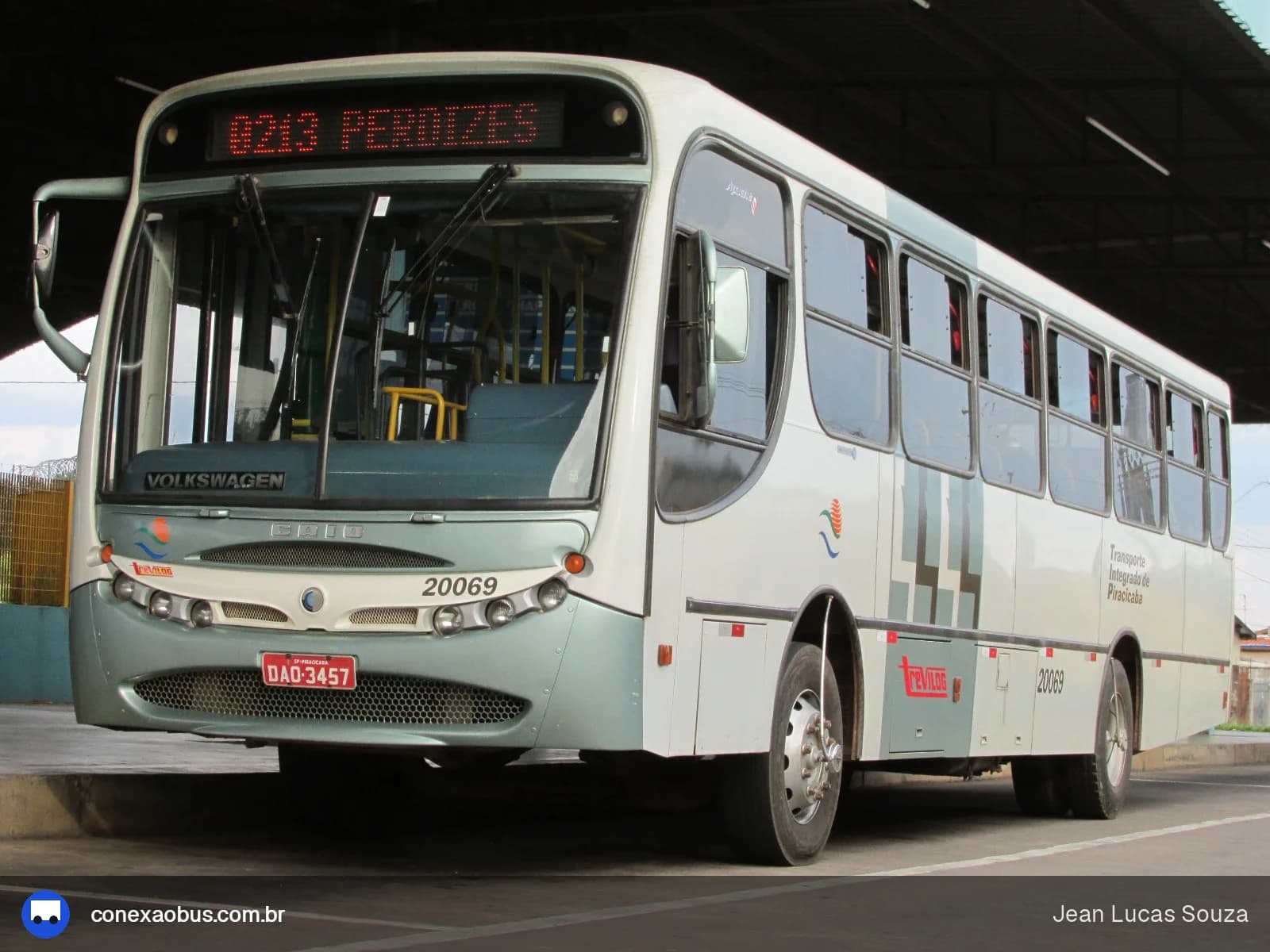 Ônibus CAIO Apache Vip, da Viação Trevisan e Logística, prefixo 20069, em Piracicaba-SP
