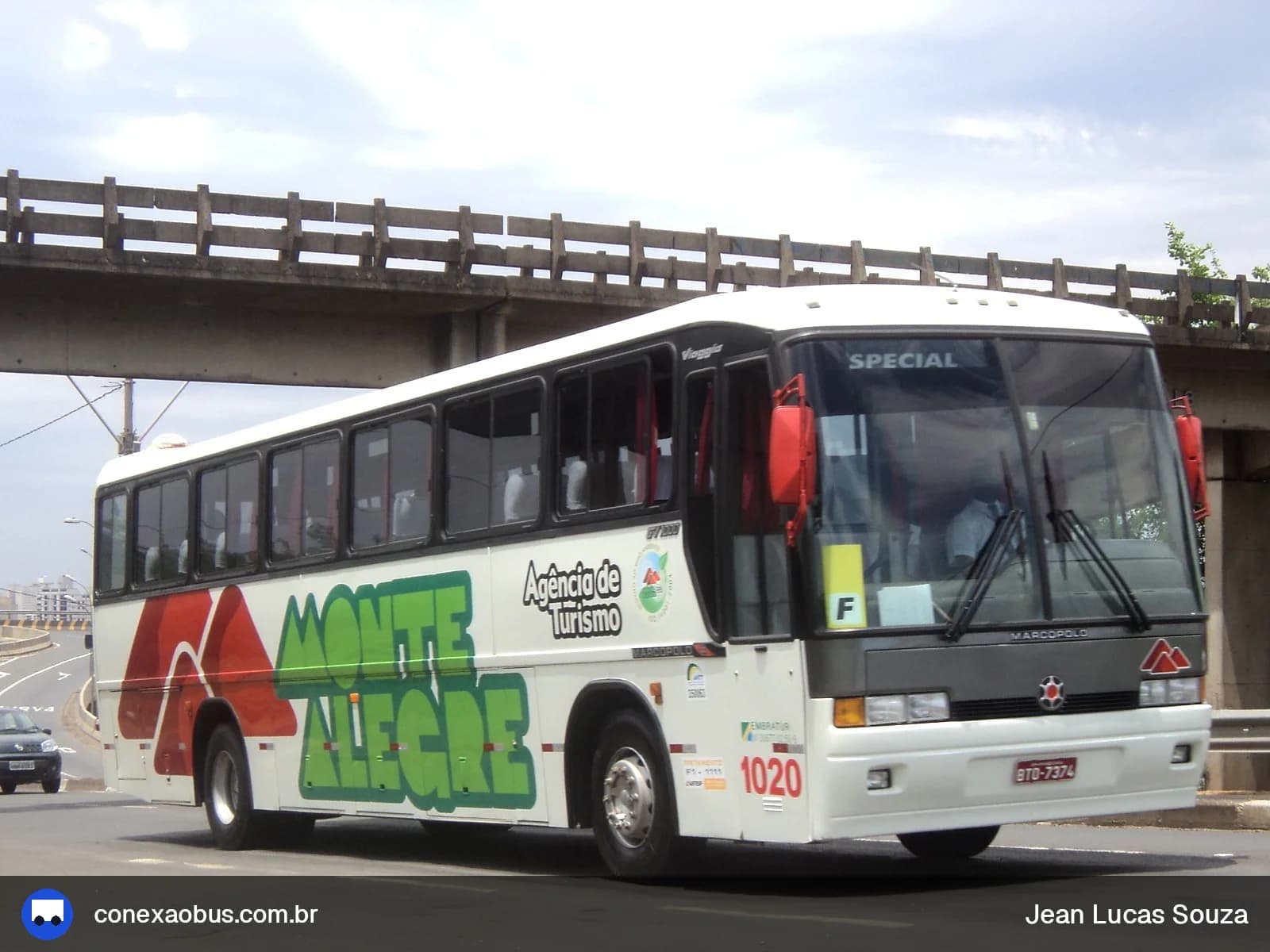Ônibus Marcopolo Viaggio  GV 1000, da Monte Alegre Turismo, prefixo 1020, em Piracicaba-SP
