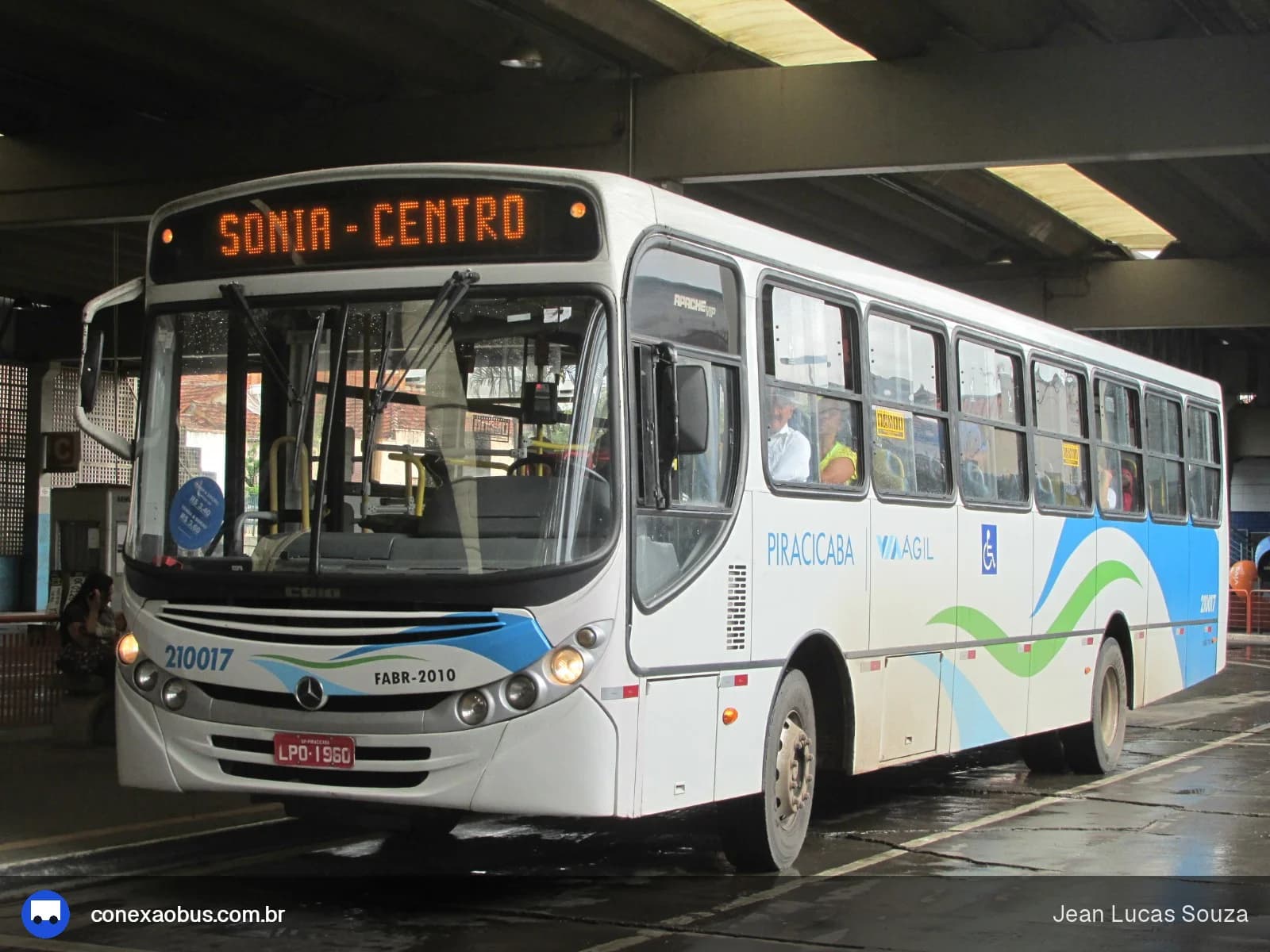 Ônibus CAIO Apache Vip II, da Via Ágil | Transporte Coletivo de Piracicaba, prefixo 210017, em Piracicaba-SP