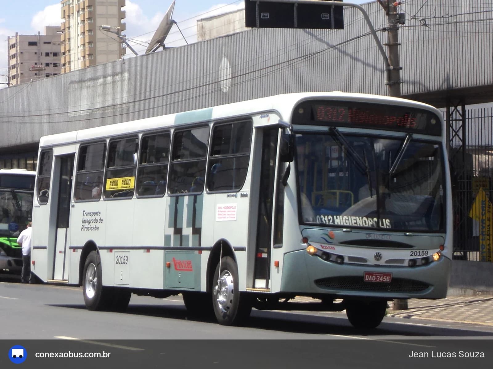 Ônibus CAIO Apache Vip, da Viação Trevisan e Logística, prefixo 20159, em Piracicaba-SP