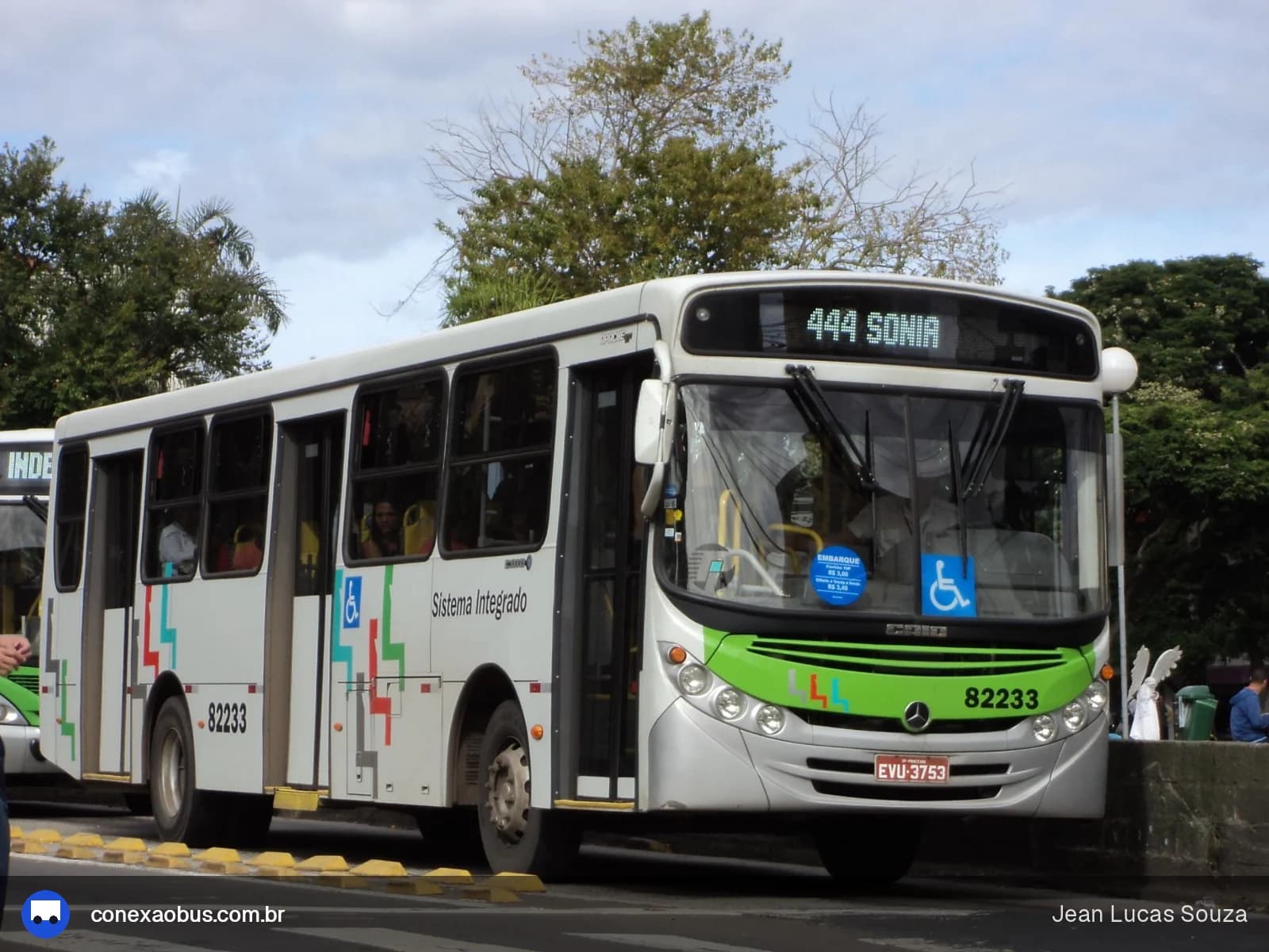 Ônibus CAIO Apache Vip II, da Viação Piracema de Transportes Ltda, prefixo 82233, em Piracicaba-SP