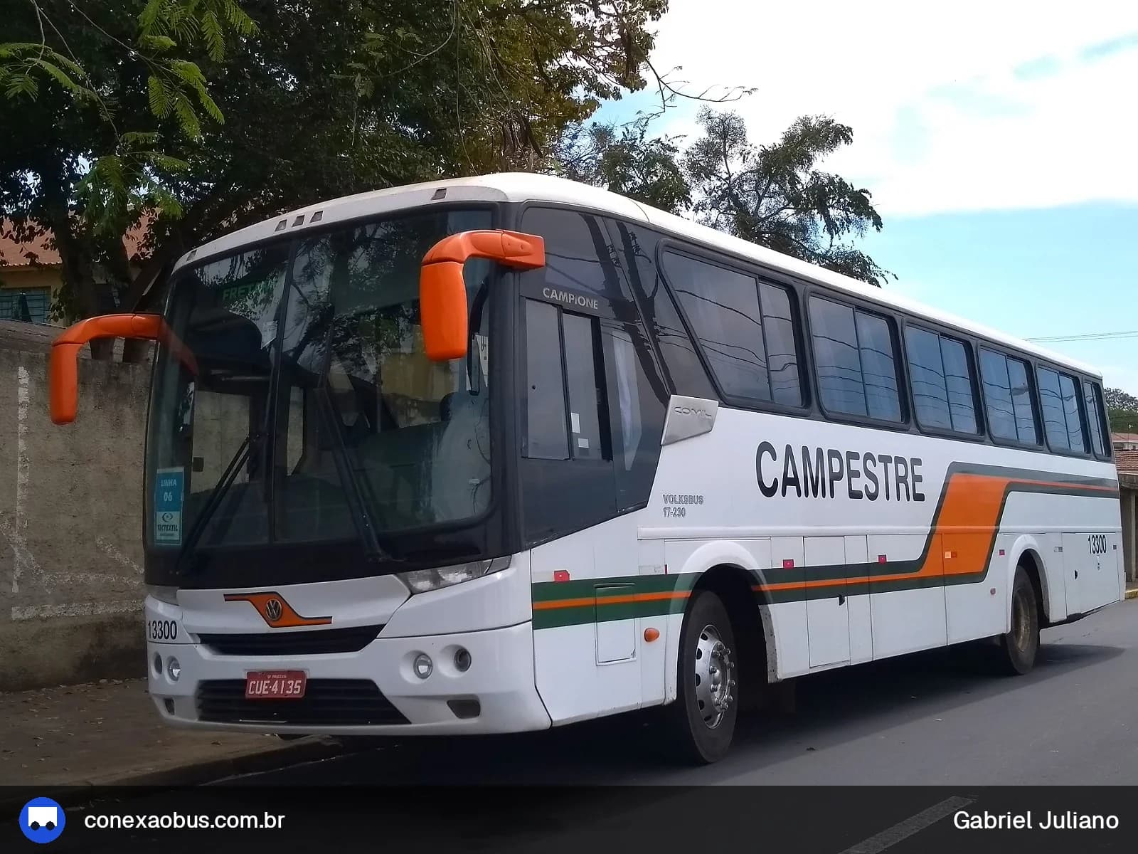 Ônibus Comil Campione Vision 3.25, da Viação Campestre, prefixo 13300, em Piracicaba-SP