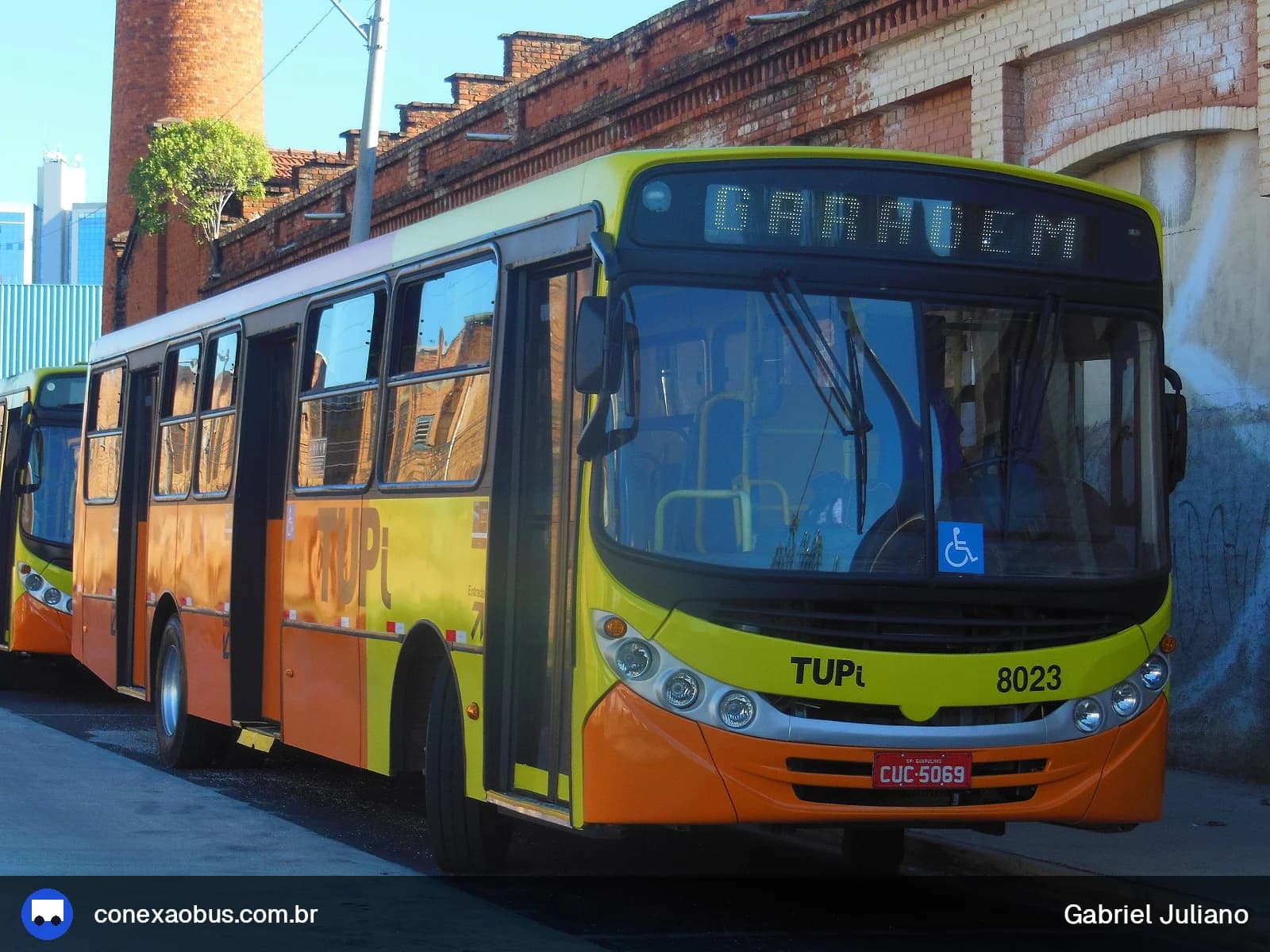 Ônibus CAIO Apache Vip II, da TUPi | Transporte Urbano Piracicaba, prefixo 8023, em Piracicaba-SP