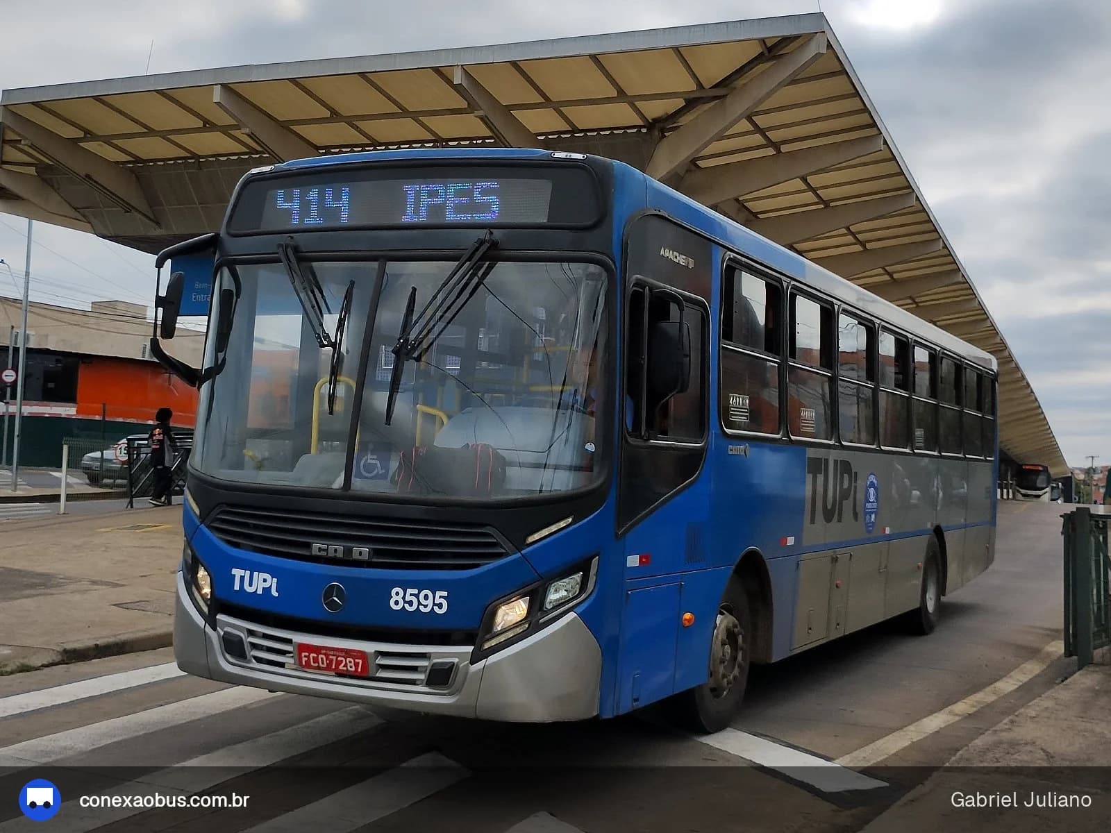 Ônibus CAIO Apache Vip IV, da TUPi | Transporte Urbano Piracicaba, prefixo 8595, em Piracicaba-SP
