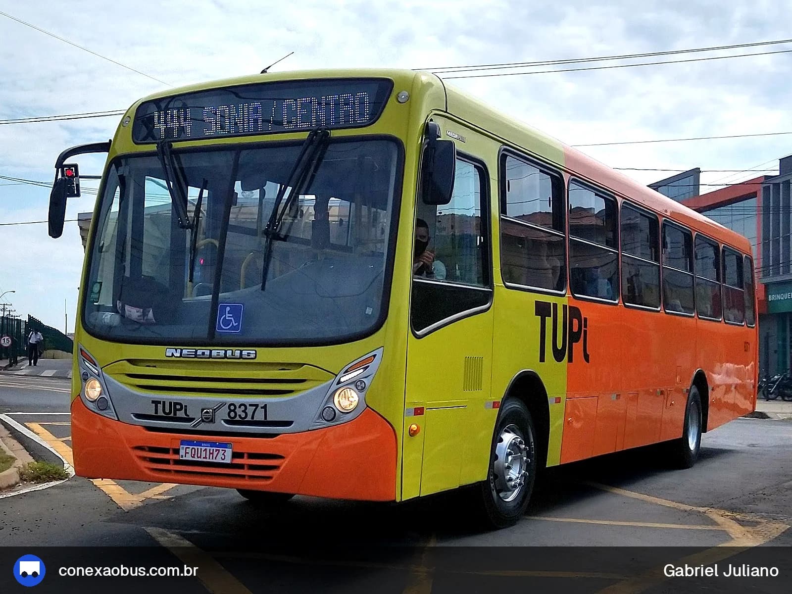 Ônibus Neobus Mega Plus, da TUPi | Transporte Urbano Piracicaba, prefixo 8371, em Piracicaba-SP