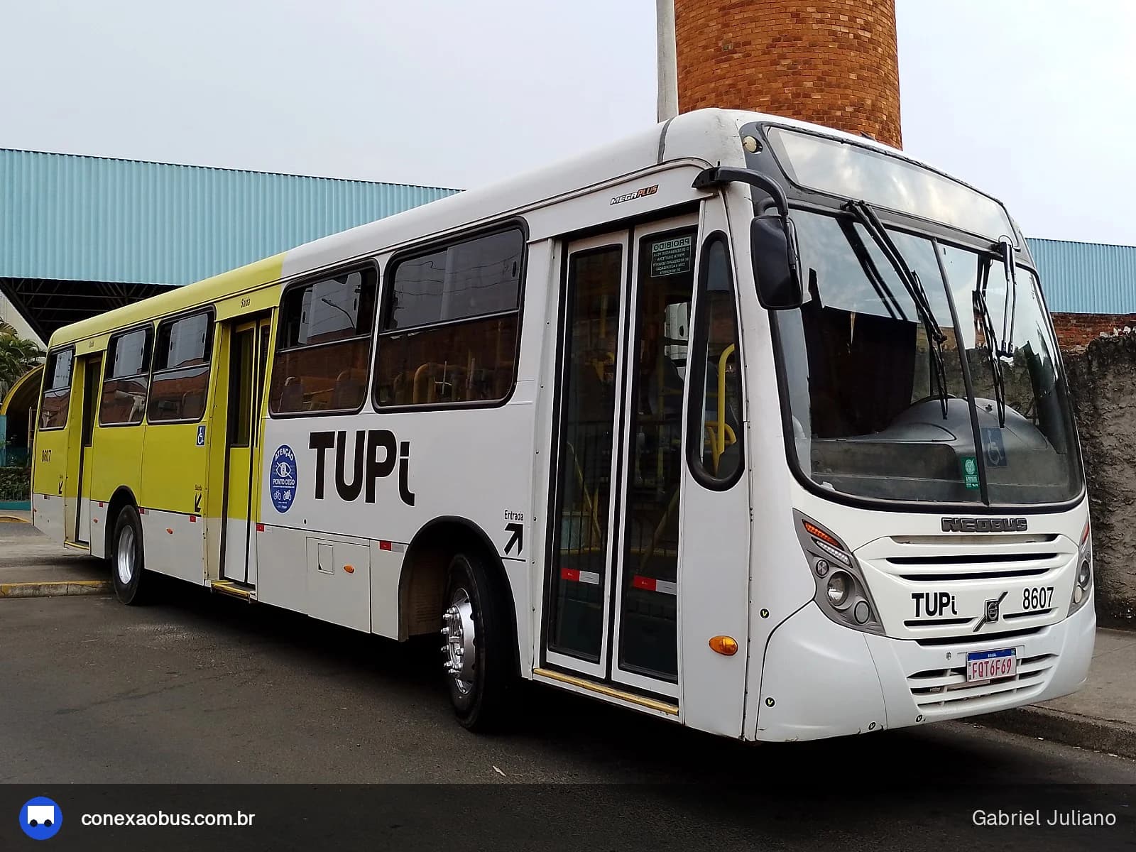 Ônibus Neobus Mega Plus, da TUPi | Transporte Urbano Piracicaba, prefixo 8607, em Piracicaba-SP