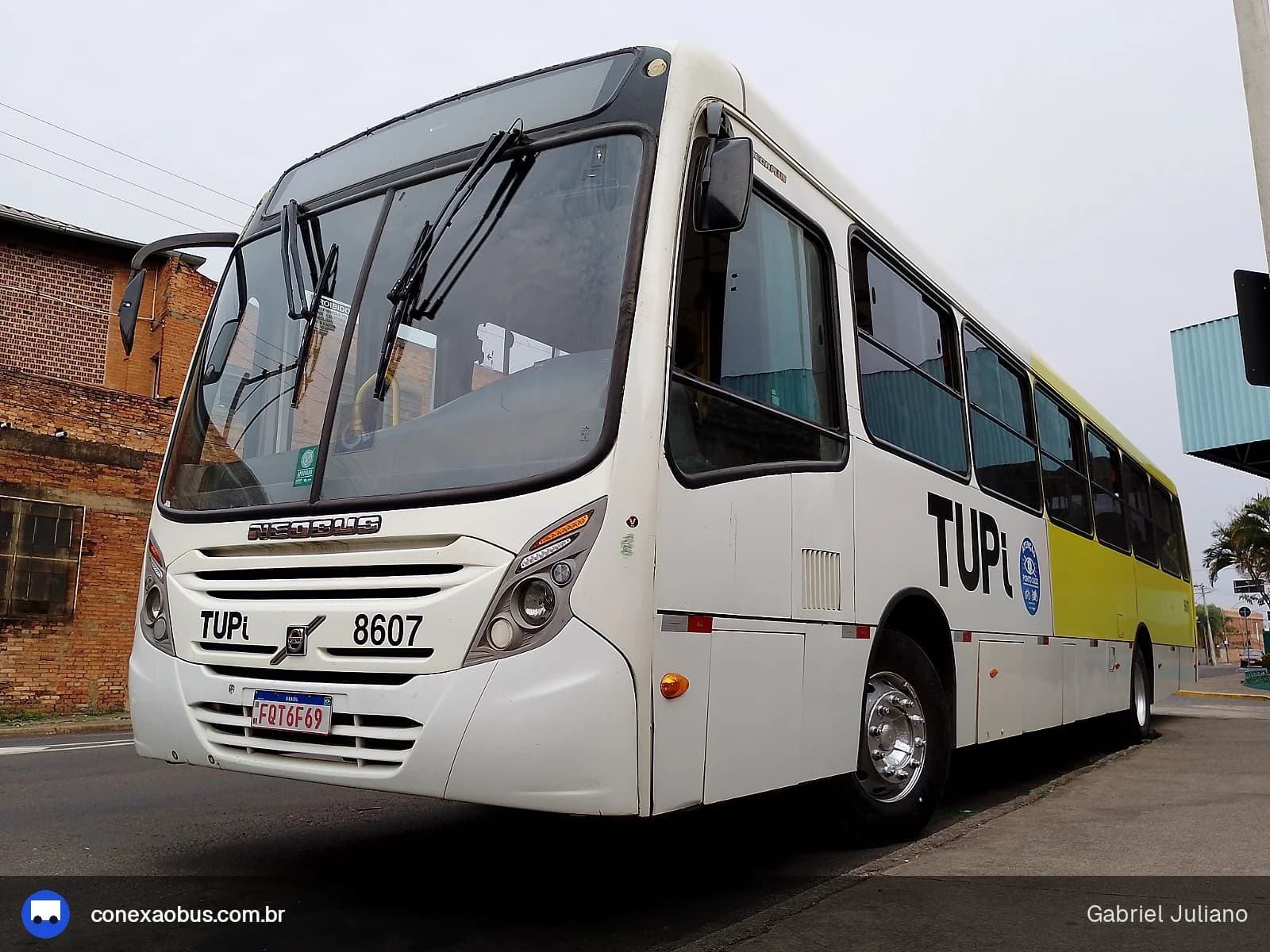 Ônibus Neobus Mega Plus, da TUPi | Transporte Urbano Piracicaba, prefixo 8607, em Piracicaba-SP