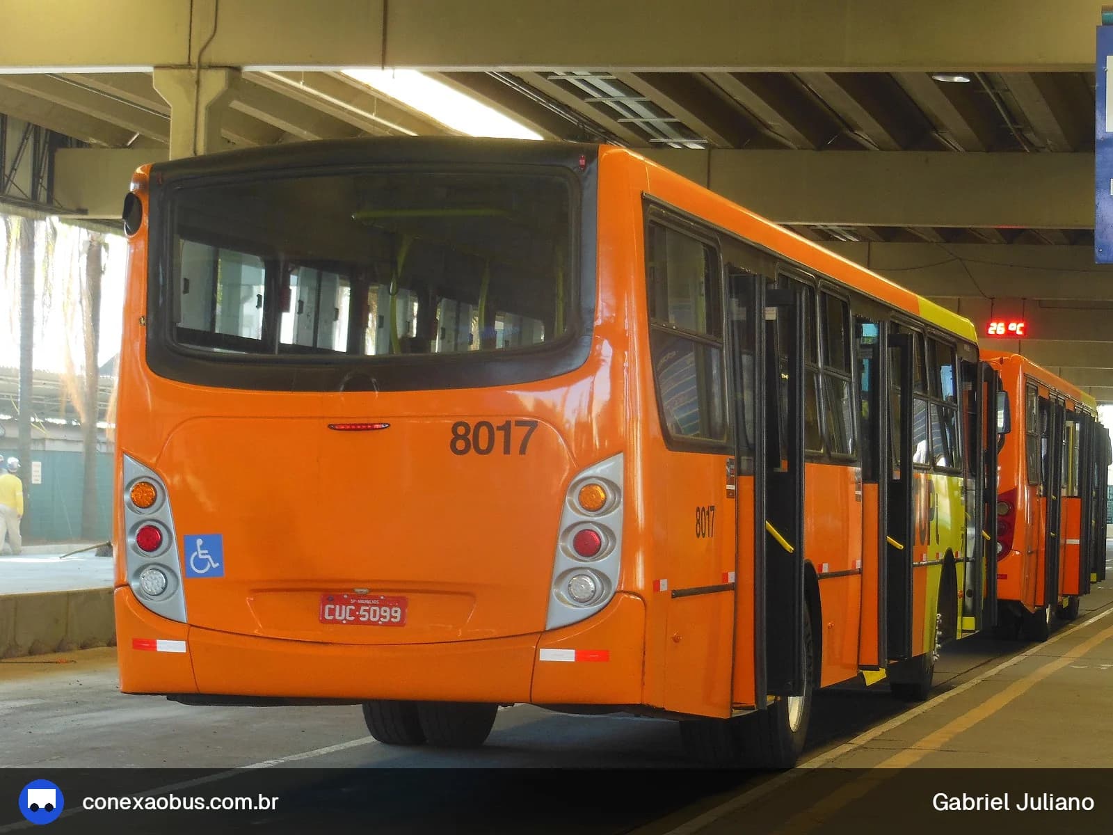 Ônibus CAIO Apache Vip II, da TUPi | Transporte Urbano Piracicaba, prefixo 8017, em Piracicaba-SP