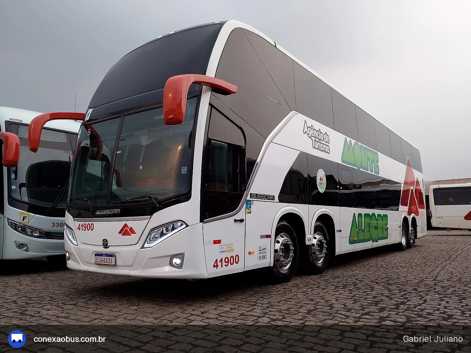 Ônibus Busscar Vissta Buss DD, da Monte Alegre Turismo, prefixo 41900, em Piracicaba-SP