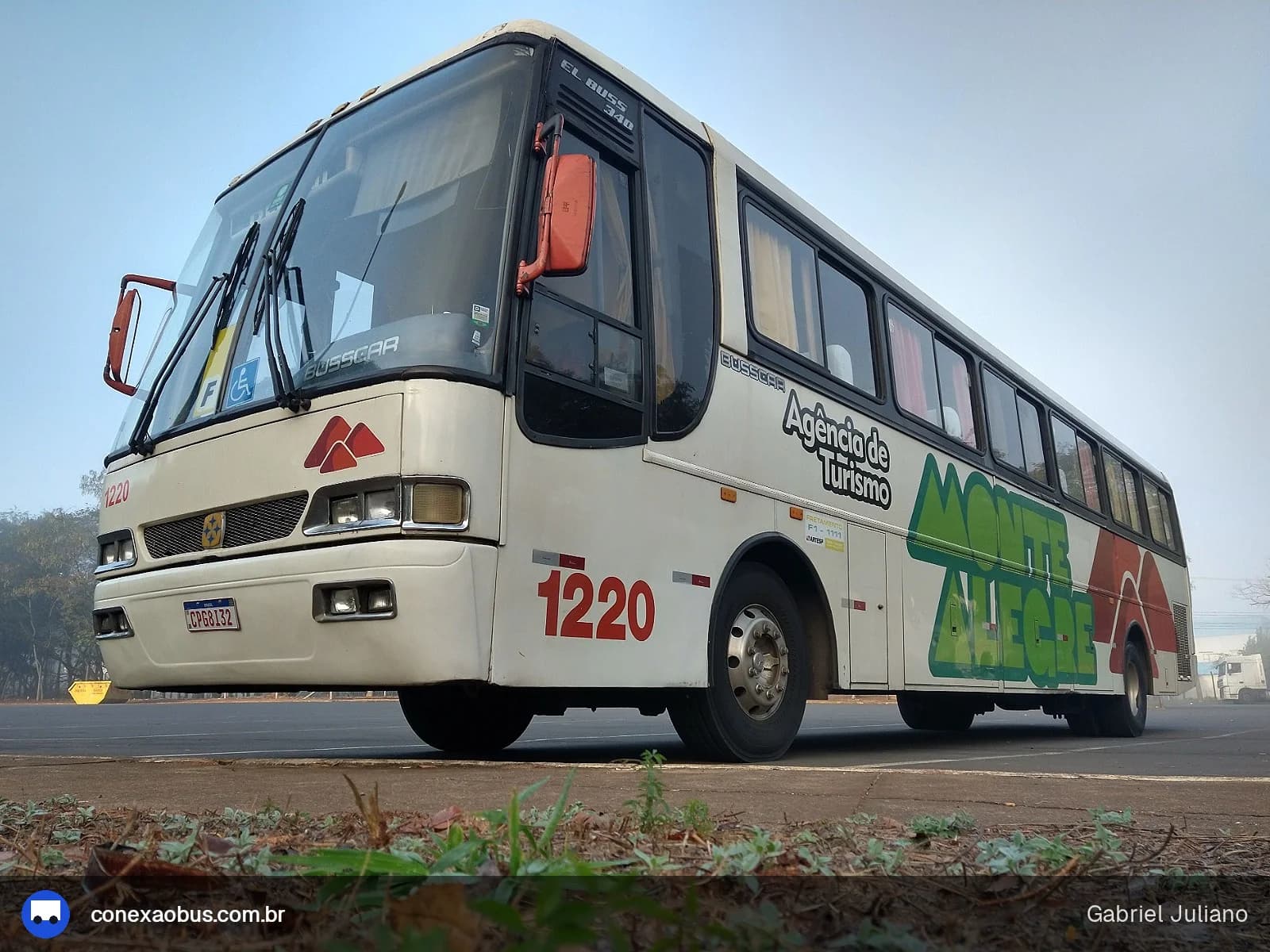 Ônibus Busscar El Buss 340, da Monte Alegre Turismo, prefixo 1220, em Piracicaba-SP
