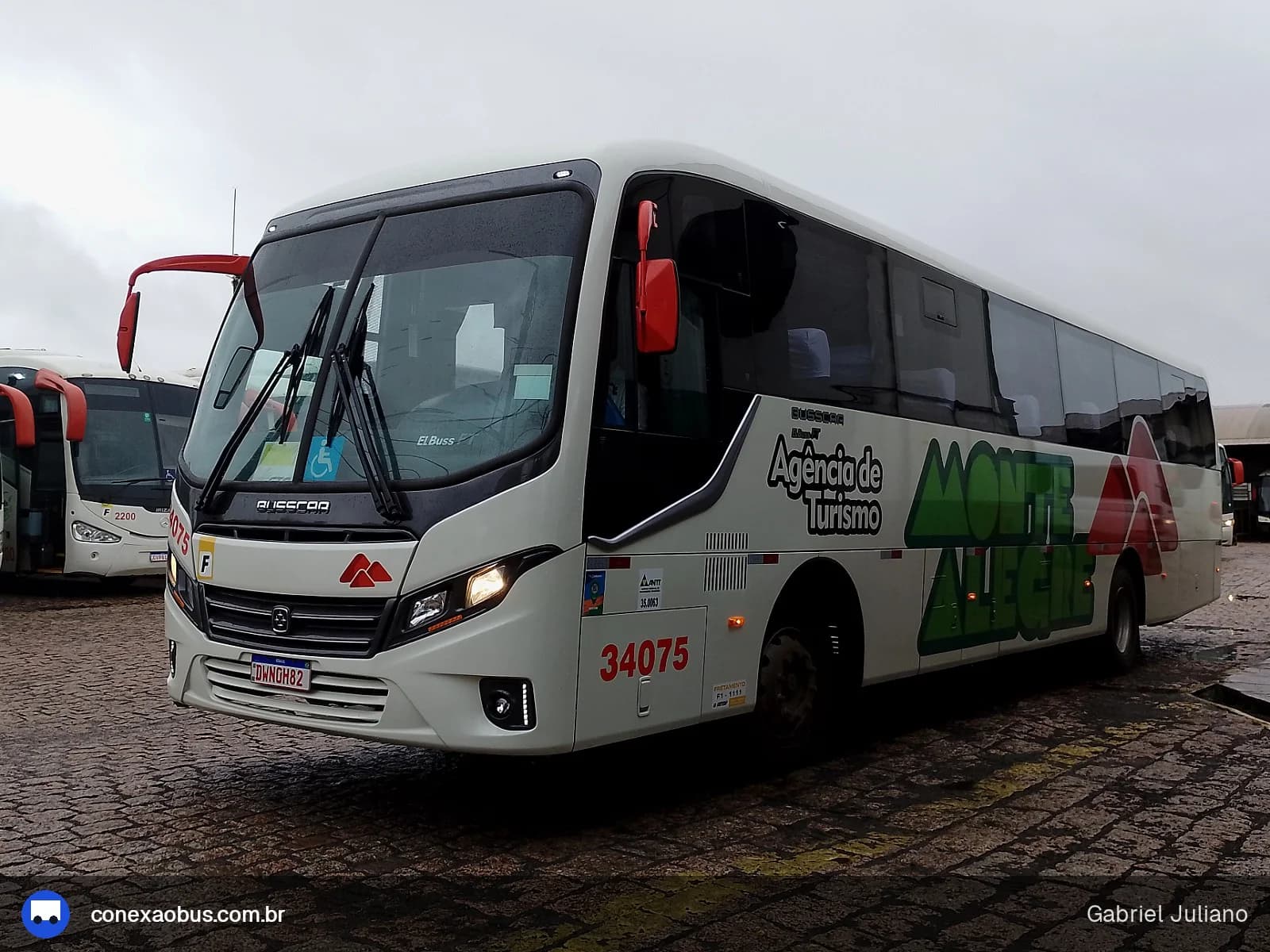 Ônibus Busscar El Buss FT 2021, da Monte Alegre Turismo, prefixo 34075, em Piracicaba-SP