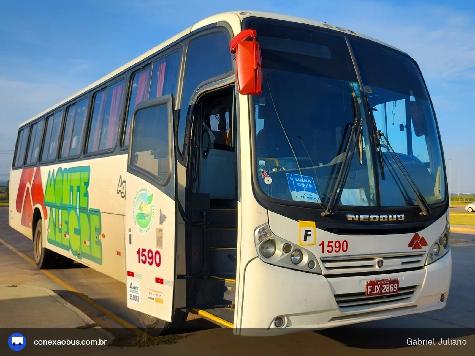 Ônibus Neobus Spectrum Road 330, da Monte Alegre Turismo, prefixo 1590, em Piracicaba-SP