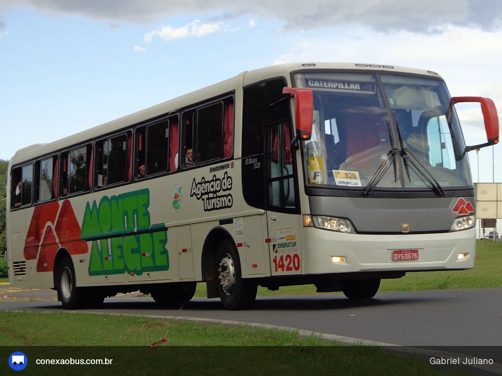 Ônibus Busscar El Buss 320, da Monte Alegre Turismo, prefixo 1420, em Piracicaba-SP