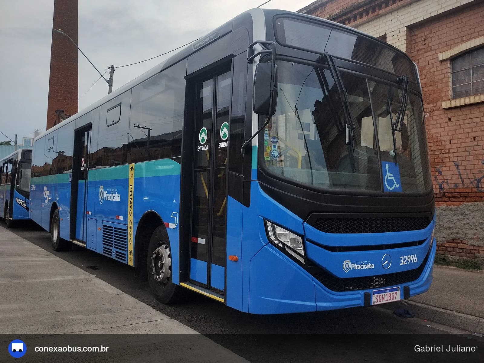 Ônibus CAIO Apache Vip V, da Rápido Sumaré | Pira Mobilidade, prefixo 32990, em Piracicaba-SP