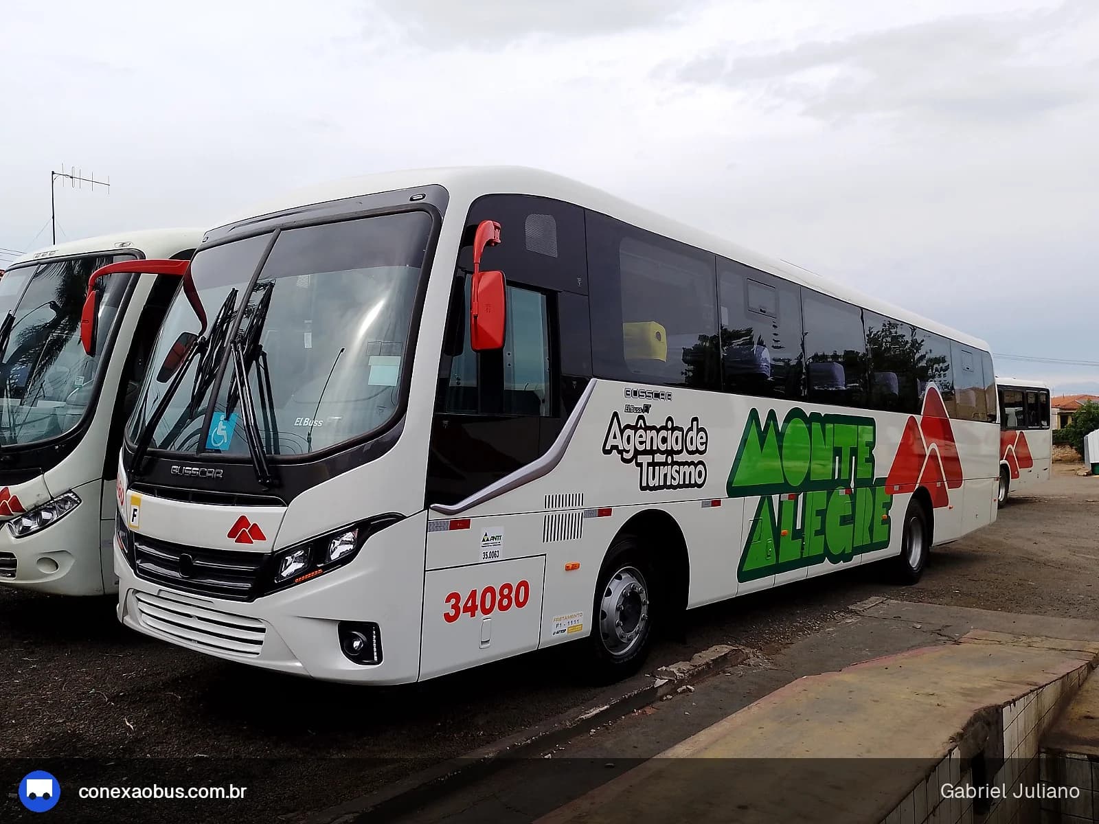 Ônibus Busscar El Buss FT 2021, da Monte Alegre Turismo, prefixo 34080, em Piracicaba-SP