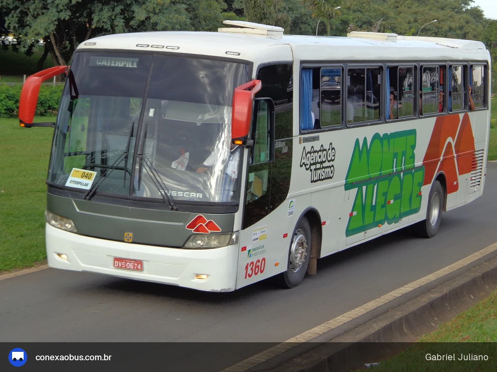 Ônibus Busscar El Buss 340, da Monte Alegre Turismo, prefixo 1360, em Piracicaba-SP