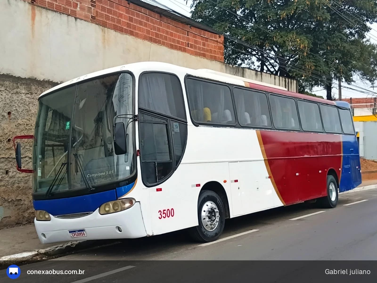 Ônibus Comil CAMPIONE 3.65, da PARTICULARES, prefixo 3500, em Teófilo Otoni-MG