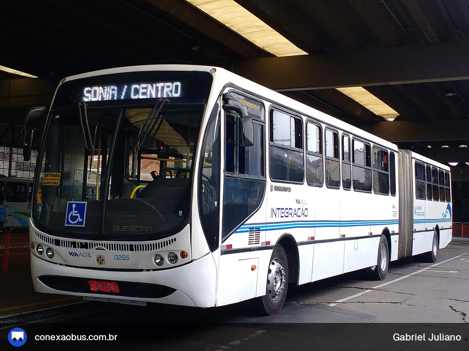 Ônibus Busscar Urbanuss Pluss articulado, da Via Ágil | Transporte Coletivo de Piracicaba, prefixo 0255, em Piracicaba-SP